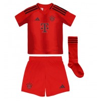 Camiseta Bayern Munich Aleksandar Pavlovic #45 Primera Equipación para niños 2024-25 manga corta (+ pantalones cortos)